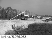 Строительство дороги на Северо-Хохряковское месторождение нефти в Западной Сибири (2012 год). Редакционное фото, фотограф Валерий Акулич / Фотобанк Лори