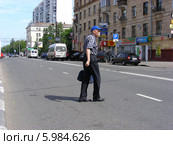 Пожилой мужчина переходит дорогу в неположенном месте, 9-ая Парковая улица, Москва (2014 год). Редакционное фото, фотограф lana1501 / Фотобанк Лори