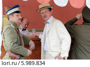 Двое мужчин за столиком на фестивале "Времена и Эпохи" в парке Коломенское, Москва (2014 год). Редакционное фото, фотограф Николай Голиков / Фотобанк Лори