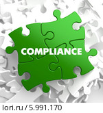 Надпись "Compliance" на фоне зеленых пазлов. Стоковая иллюстрация, иллюстратор Илья Урядников / Фотобанк Лори