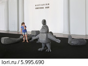 Девочка смотрит задумчиво на площадке с Мифологическим конструктором Bestiarium Construendum, Москва (2014 год). Редакционное фото, фотограф Алексей Гусев / Фотобанк Лори