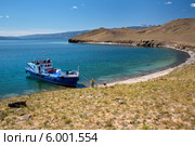Корабль "Гром" высадил туристов в бухте у острова Огой в Малом море озера Байкал, Россия (2014 год). Редакционное фото, фотограф Николай Винокуров / Фотобанк Лори