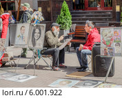 Уличный художник на улице Арбат (2014 год). Редакционное фото, фотограф Виктор Тараканов / Фотобанк Лори
