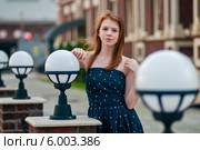 Милая девочка-подросток стоит на улице с фонарями. Стоковое фото, фотограф Игорь Низов / Фотобанк Лори
