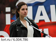 Надежда Толоконникова (Pussy Riot) выступает на Марше мира в поддержку Украины (2014 год). Редакционное фото, фотограф Олег Козырев / Фотобанк Лори