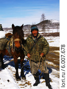 Охотник сойот туземец Саянских гор  с лошадью (2014 год). Редакционное фото, фотограф Александр Алексеевич Миронов / Фотобанк Лори