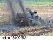 Квадроцикл буксует, застряв в грязи. Стоковое фото, фотограф Pukhov K / Фотобанк Лори
