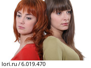 две молодые женщина стоят спиной друг к другу. Стоковое фото, фотограф Phovoir Images / Фотобанк Лори