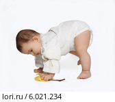 Малыш учится ходить на белом фоне. Стоковое фото, фотограф safonovstudio / Фотобанк Лори