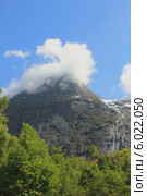 Облако и горная вершина у ледника Briksdal. Олден, Норвегия (2012 год). Стоковое фото, фотограф Вадим Хомяков / Фотобанк Лори