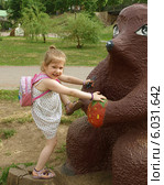 Девочка пытается залезть на статую медведя (2014 год). Редакционное фото, фотограф SevenOne / Фотобанк Лори