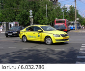 Желтый автомобиль такси поворачивает на Первомайскую улицу в Москве (2014 год). Редакционное фото, фотограф lana1501 / Фотобанк Лори