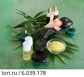 Ароматическое масло и соль, камни, цветы и листья - концепция SPA. Стоковое фото, фотограф Сергей Молодиков / Фотобанк Лори