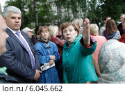 Застройщик отвечает на вопросы жителей (2014 год). Редакционное фото, фотограф Дмитрий Неумоин / Фотобанк Лори