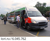 Посадка пассажиров в маршрутку № 23м на остановке. 9-ая Парковая улица, Москва (2014 год). Редакционное фото, фотограф lana1501 / Фотобанк Лори