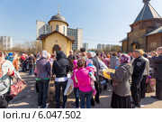 Освящение куличей к Пасхе возле храма иконы Божией Матери "Троеручица" на Каширском шоссе в Орехове-Борисове. Москва (2014 год). Редакционное фото, фотограф Сергей Лаврентьев / Фотобанк Лори