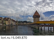 Крытый мост Капельбрюкке (Kapellbrucke) в Люцерне. Швейцария (2014 год). Стоковое фото, фотограф Boris Breytman / Фотобанк Лори