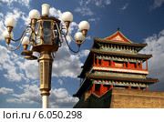 Ворота Zhengyangmen (Qianmen) в южной части площади Тяньаньмэнь в Пекине и фонарь, Китай (коллаж) (2013 год). Стоковое фото, фотограф Владимир Журавлев / Фотобанк Лори