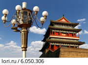 Ворота Zhengyangmen (Qianmen) в южной части площади Тяньаньмэнь в Пекине и фонарный столб, Китай (коллаж) (2013 год). Стоковое фото, фотограф Владимир Журавлев / Фотобанк Лори