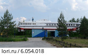 Заброшенное кафе в корпусе речного катера. Пыть-Ях, ХМАО — Югра, Россия (2014 год). Редакционное фото, фотограф Максим Гулячик / Фотобанк Лори