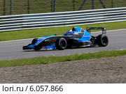 Болид Формула 2.0 участвует в чемпионате "Мировая серия Renault" на треке "Moscow Raceway" в Подмосковье (2014 год). Редакционное фото, фотограф Николай Винокуров / Фотобанк Лори
