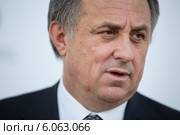 Портрет Виталия Леонтьевича Мутко, министра спорта, туризма и молодёжной политики Российской Федерации, крупным планом на белом фоне. Редакционное фото, фотограф Николай Винокуров / Фотобанк Лори