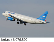 Airbus A320 (бортовой EI-FDL) авиакомпании Metrojet вылетает из Домодедова (2014 год). Редакционное фото, фотограф Alexei Tavix / Фотобанк Лори