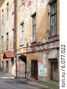 Фасад старого дома с аркой. Санкт-Петербург. Редакционное фото, фотограф Vladimir Sviridenko / Фотобанк Лори