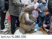 Скульптура "Хубуун" (Мальчик) на минеральном источнике (2014 год). Редакционное фото, фотограф Юлия Батурина / Фотобанк Лори