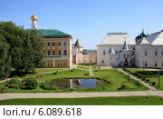 Золотое кольцо России. Ростовский Кремль, вид на пруд, Самуилов корпус, купол церкви Спаса на сенях и Красная палата (2014 год). Редакционное фото, фотограф Яна Королёва / Фотобанк Лори