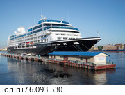 Круизный пятизвездочный лайнер "Azamara Journey" у Английской пристани. Санкт-Петербург (2014 год). Редакционное фото, фотограф Виктор Карасев / Фотобанк Лори