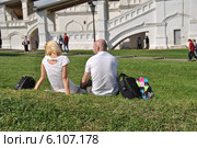 Отдыхающие люди сидят на травке в Коломенском парке в Москве (2014 год). Редакционное фото, фотограф lana1501 / Фотобанк Лори