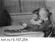 Дети играют в настольную игру, 1962 год. Редакционное фото, фотограф Илюхина Наталья / Фотобанк Лори