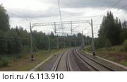 Поезд едет по железной дороге через лес, вид с головы состава поезда. Стоковое видео, видеограф Кекяляйнен Андрей / Фотобанк Лори