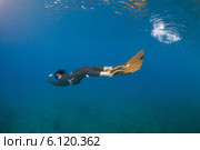 Фридайвер в воде Эгейского моря, остров Сими, Греция (2013 год). Редакционное фото, фотограф Некрасов Андрей / Фотобанк Лори