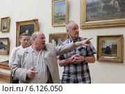 Москва, спорящие творческие люди в Третьяковской галерее (2014 год). Редакционное фото, фотограф Дмитрий Неумоин / Фотобанк Лори