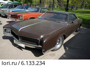 Американский автомобиль Бьюик Ривьера 1967 г.в. на выставке "Автовернисаж на Неве - 2014" Редакционное фото, фотограф Виктор Карасев / Фотобанк Лори