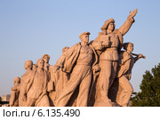 Революционный памятник на площади Тяньаньмэнь в Пекине, Китай (2013 год). Редакционное фото, фотограф Владимир Журавлев / Фотобанк Лори