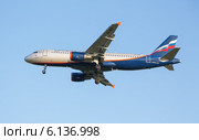 Самолет Airbus A320 авиакомпании "Аэрофлот" с выпущенными шасси садится в аэропорту Шереметьево (2014 год). Редакционное фото, фотограф Александр Фрейдин / Фотобанк Лори