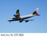 Самолет "Боинг-747" авиакомпании "Трансаэро" садится в аэропорту Шереметьево (2014 год). Редакционное фото, фотограф Александр Фрейдин / Фотобанк Лори