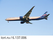 Самолет Боинг-777-300ER авиакомпании "Аэрофлот" снижается перед посадкой в аэропорту Шереметьево (2014 год). Редакционное фото, фотограф Александр Фрейдин / Фотобанк Лори
