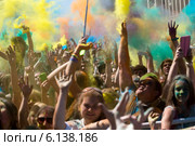Посетители музыкального фестивале индийских красок ColorFest бросают друг друга сухой краской в Москве на проспекте Сахарова 13 июля 2014. Редакционное фото, фотограф Николай Винокуров / Фотобанк Лори