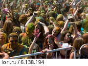 Посетители музыкального фестивале индийских красок ColorFest бросают друг друга сухой краской в Москве на проспекте Сахарова 13 июля 2014. Редакционное фото, фотограф Николай Винокуров / Фотобанк Лори