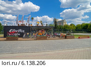 Пункт проката велосипедов у парка искусств Музеон. Москва, Крымский вал. (2014 год). Редакционное фото, фотограф Сергей Рыбин / Фотобанк Лори