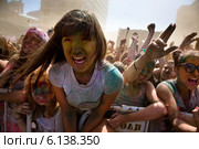 Фанаты музыкального фестивале индийских красок ColorFest стоят перед сценой во время концерта в Москве на проспекте Сахарова 13 июля 2014. Редакционное фото, фотограф Николай Винокуров / Фотобанк Лори