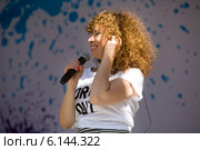 Певица Наташа (Наталья Ибадин) из группы "Банд'Эрос" выступает на музыкальном фестивале ColorFest на проспекте Сахарова города Москвы, Россия (2014 год). Редакционное фото, фотограф Николай Винокуров / Фотобанк Лори