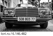 Full-size luxury car Mercedes-Benz 450SEL (W116). Black and white (2014 год). Редакционное фото, фотограф Sergey Kohl / Фотобанк Лори