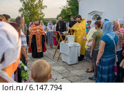 Молебен возле церкви Иоанна Богослова во время крестного хода в память святых царственных страстотерпцев в Арзамасе (2014 год). Редакционное фото, фотограф Аркадий Рыпин / Фотобанк Лори