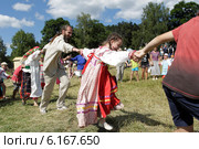 Сенокос в Мураново. Люди на празнике сенокоса водят хоровод (2014 год). Редакционное фото, фотограф Дмитрий Неумоин / Фотобанк Лори