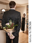 Young man giving flowers to his girlfriend. Стоковое фото, агентство BE&W Photo / Фотобанк Лори